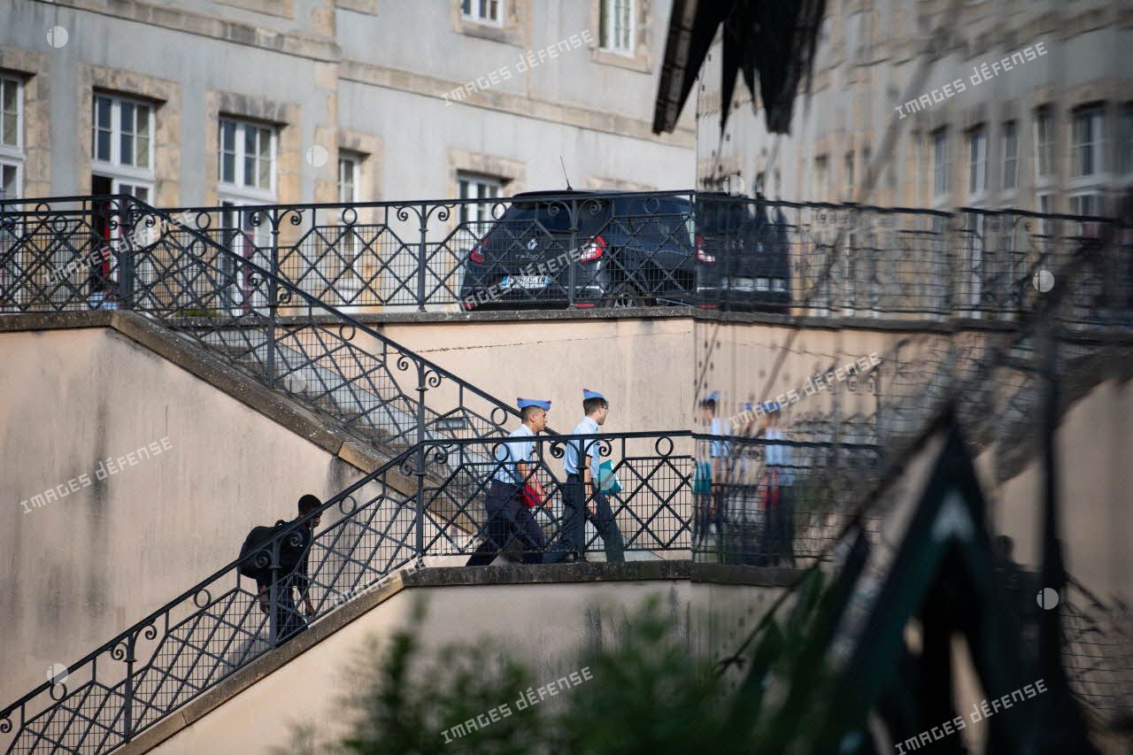 Des élèves en classe préparatoire montent les escaliers du lycée militaire d'Autun.
