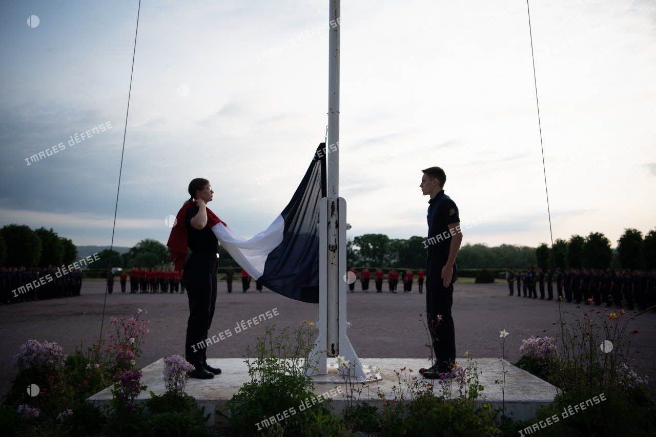 Des gardes au drapeau se préparent au lever des couleurs au lycée militaire d'Autun.
