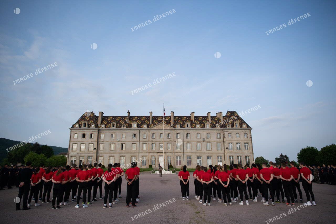 Rassemblement des élèves pour le lever des couleurs au lycée militaire d'Autun.
