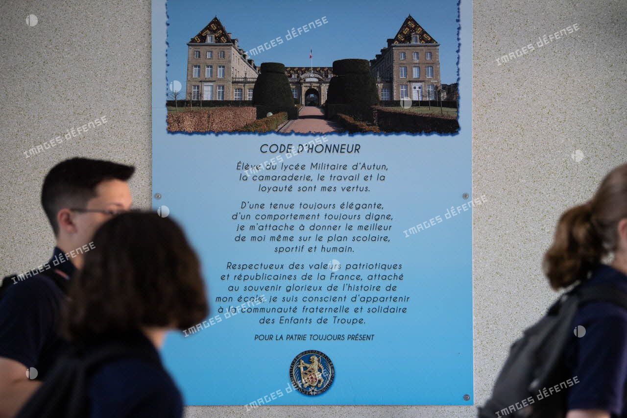 Panneau illustrant le code d'honneur des élèves au lycée militaire d'Autun.