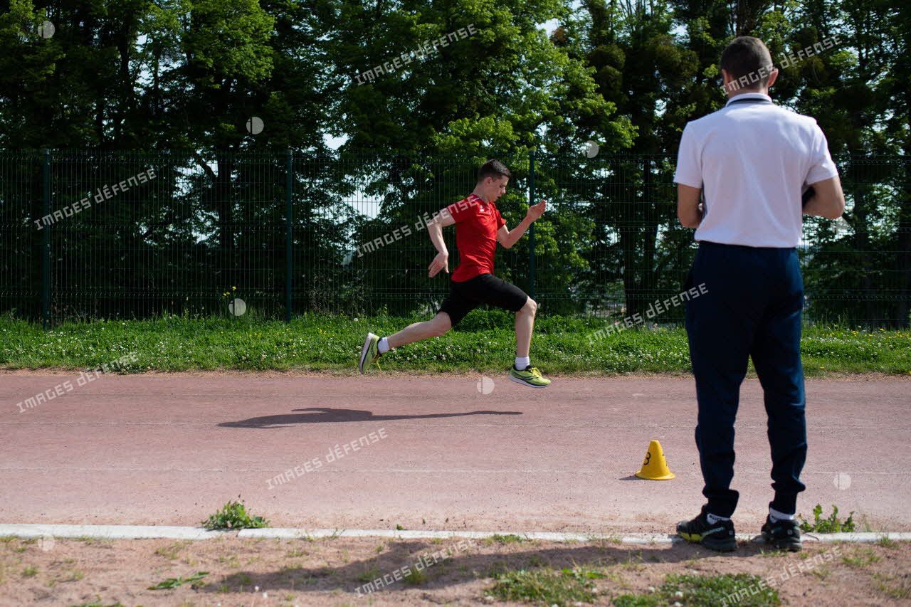 Un élève court sur une piste d'athlétisme sous le regard de son professeur d'éducation physique et sportive (EPS) au lycée militaire d'Autun.