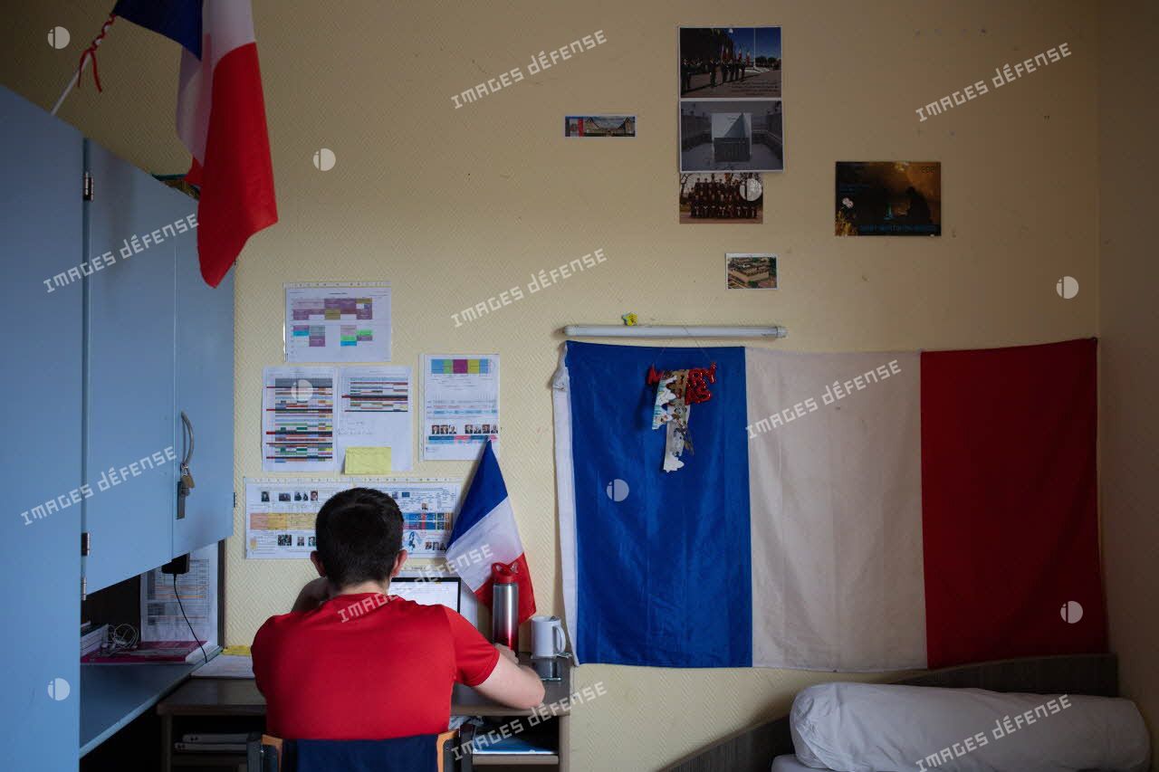 Un élève révise ses cours dans sa chambre du lycée militaire d'Autun.