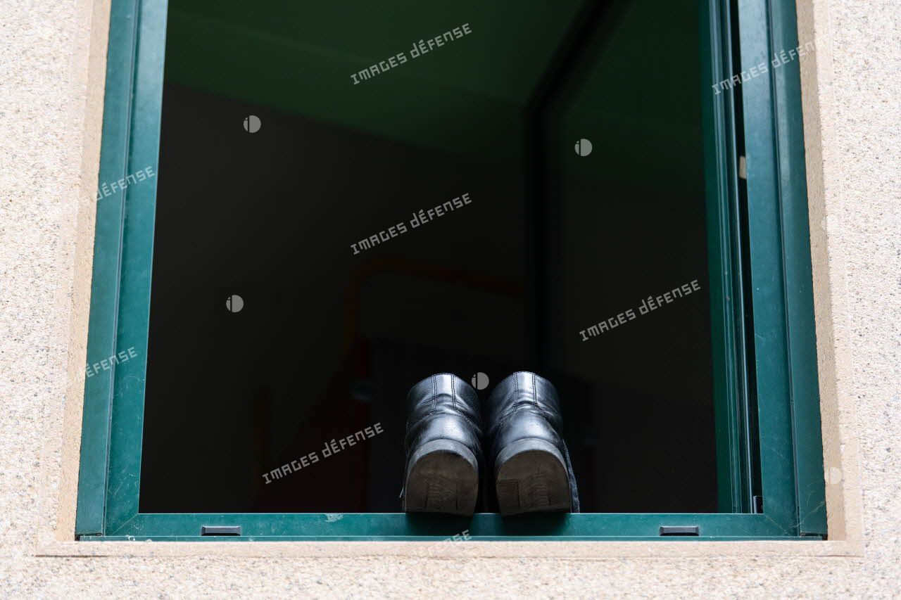 Une paire de chaussures est calée sur le rebord de la fenête d'une chambre au lycée militaire d'Autun.