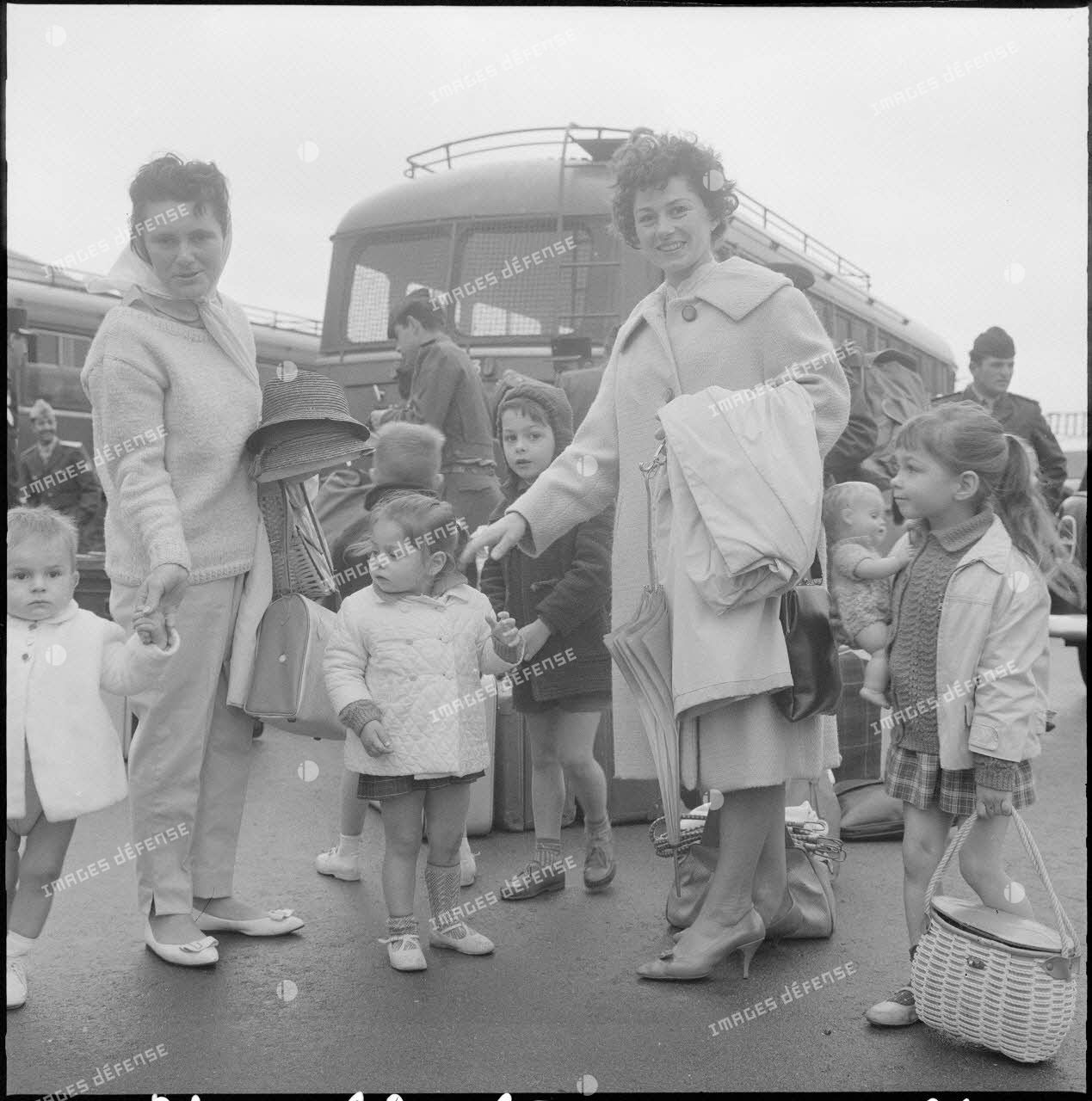 Femmes et enfants partant du port d'Oran pour la France.
