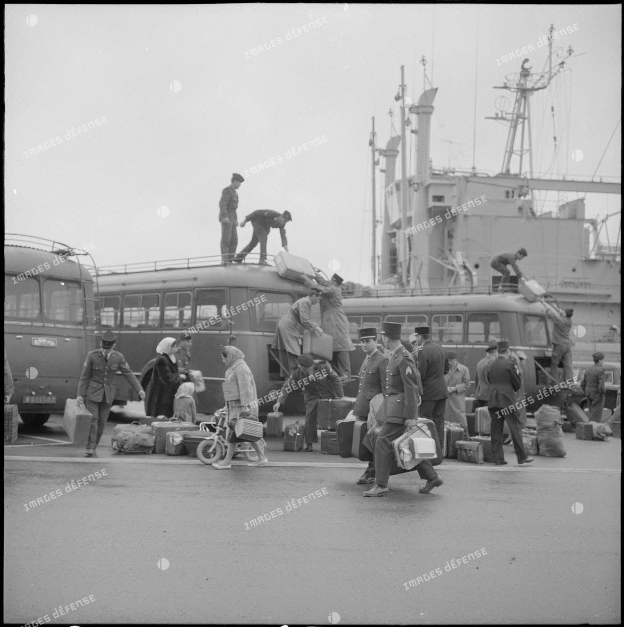 Soldats transportant des bagages sur le quai d'Oran.