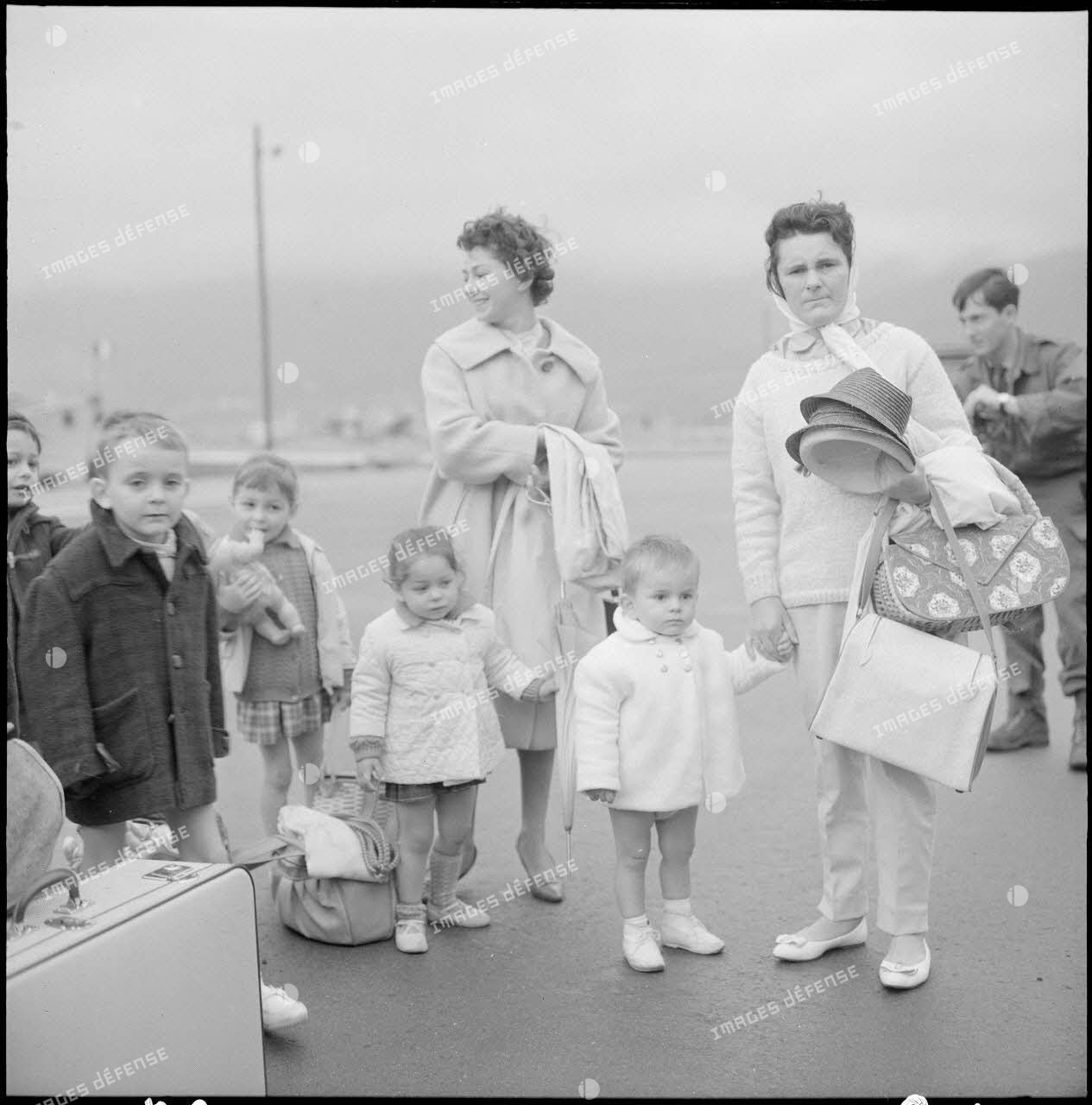 Femmes et enfants attendant le départ du port d'Oran pour la France.