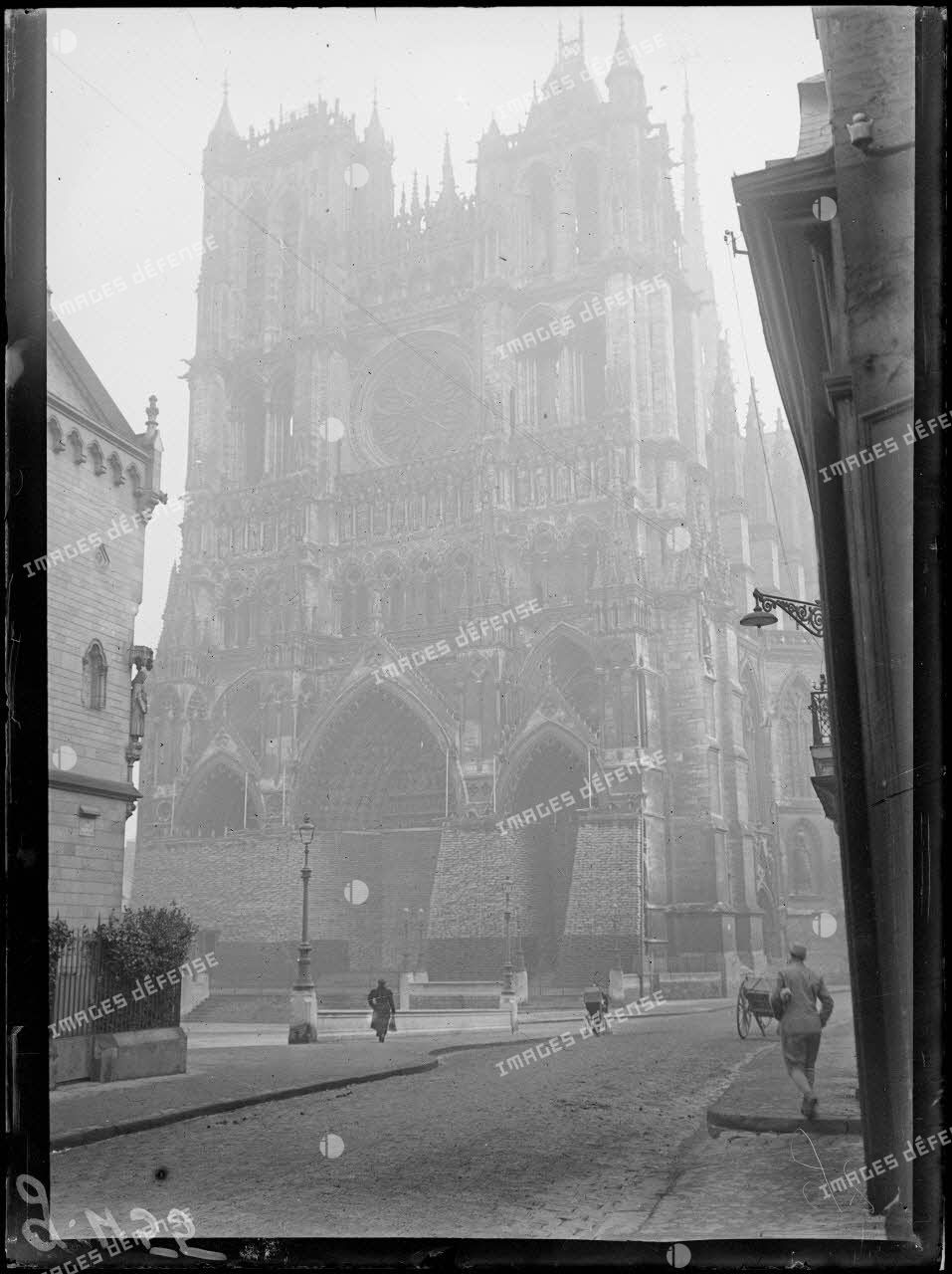 Amiens, la cathédrale. Les travaux de protection devant la façade occidentale. [légende d'origine]