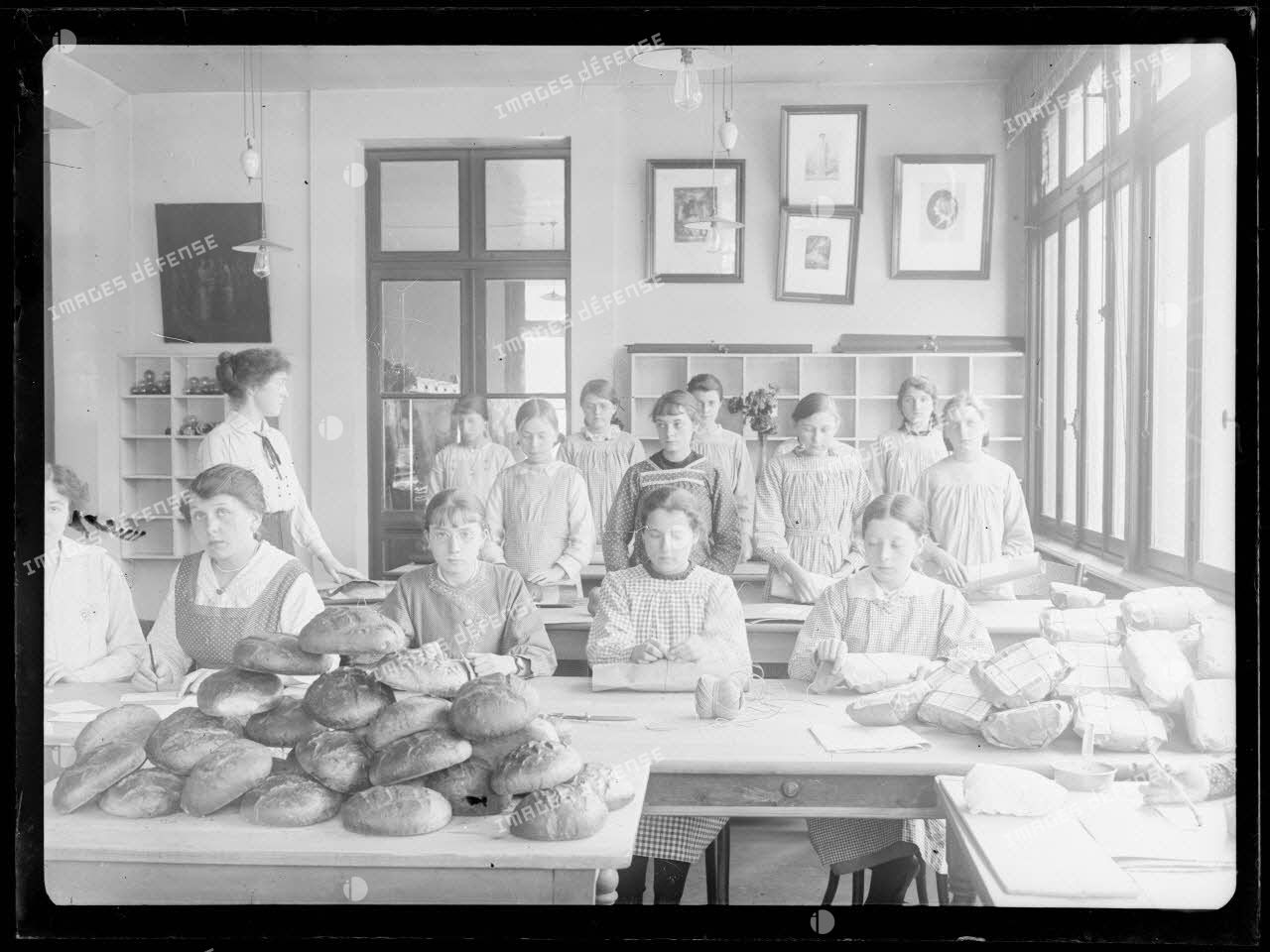 Dunkerque. Envoi de pain aux prisonniers par les élèves d'une école de filles. [légende d'origine]