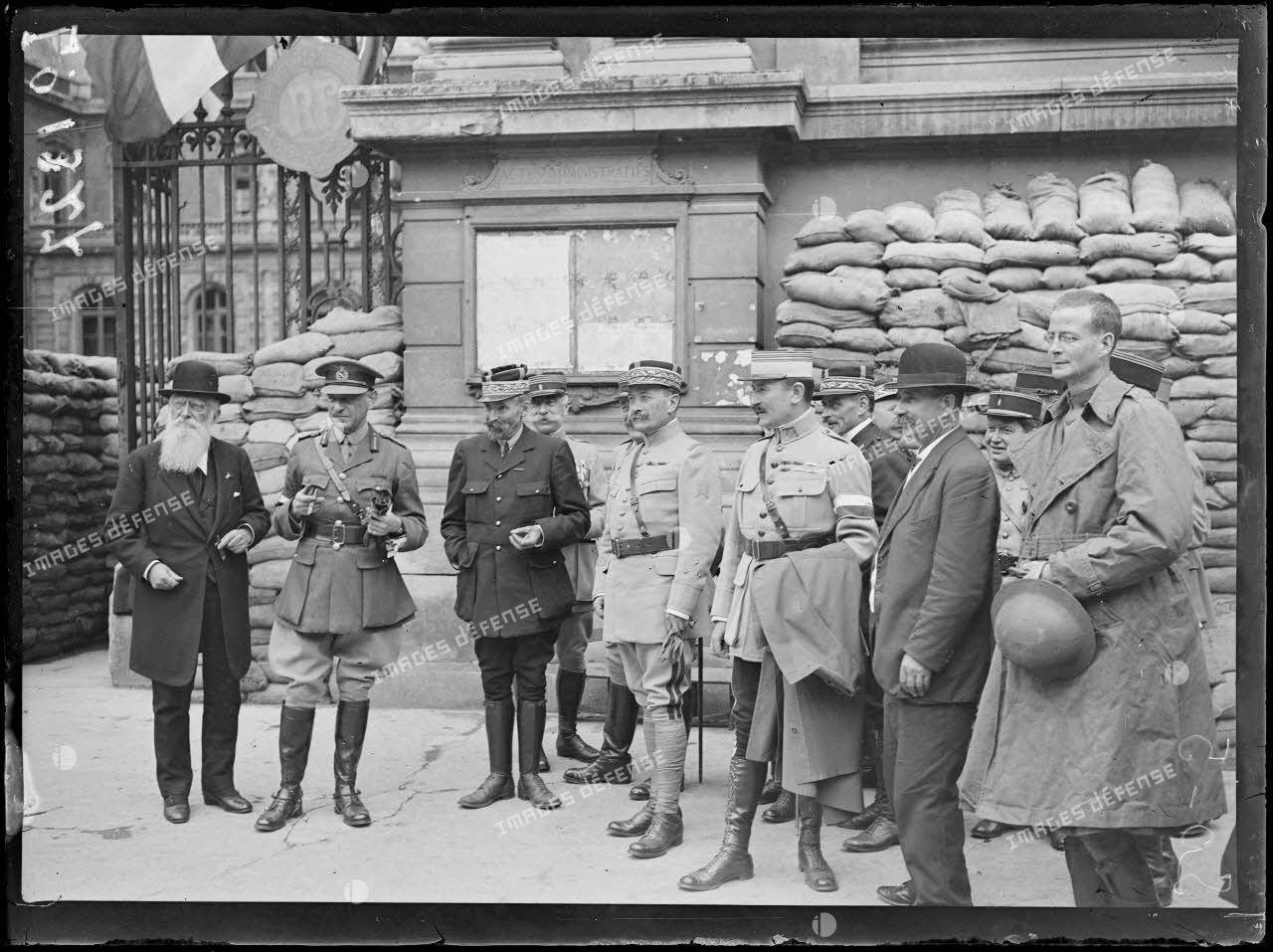 Amiens, la sortie du banquet donné à l'hôtel de ville le 14 juillet 1918. [légende d'origine]