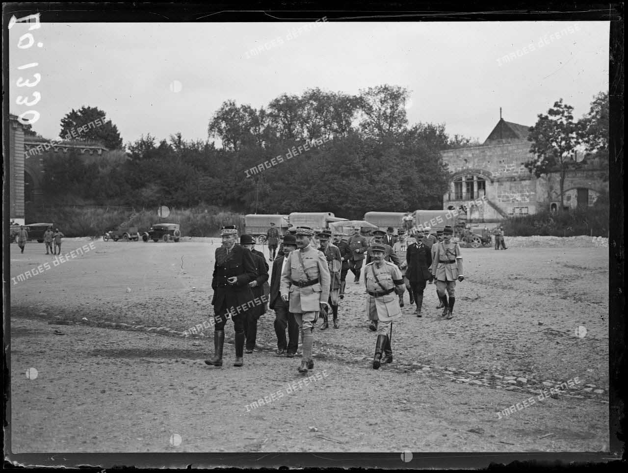 Amiens, officiers supérieurs arrivant à la citadelle. [légende d'origine]