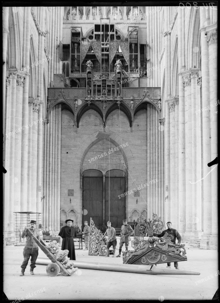 Amiens, Somme, démontage des orgues de la cathédrale. [légende d'origine]