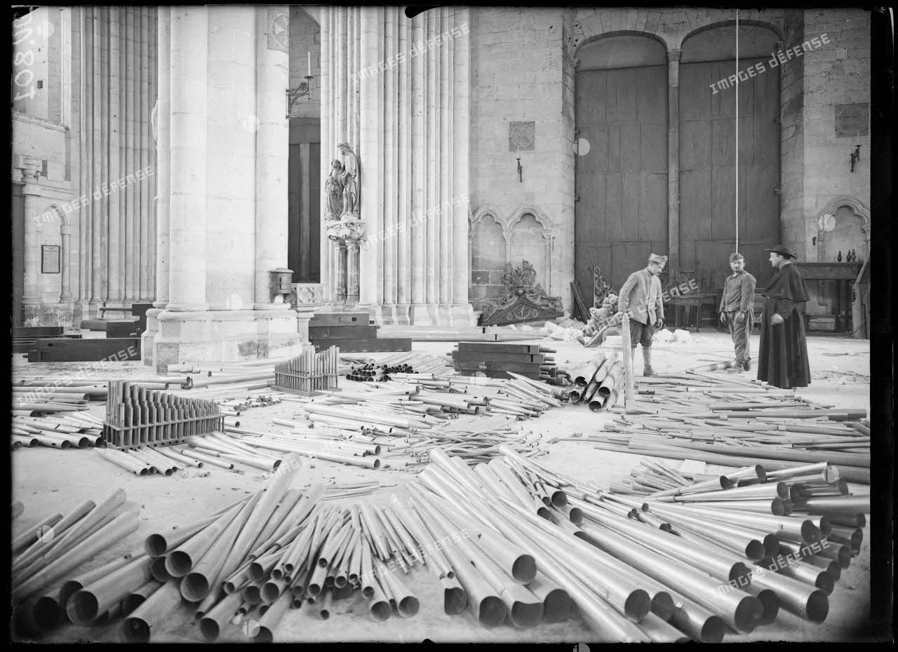Amiens, Somme, démontage des orgues de la cathédrale. [légende d'origine]