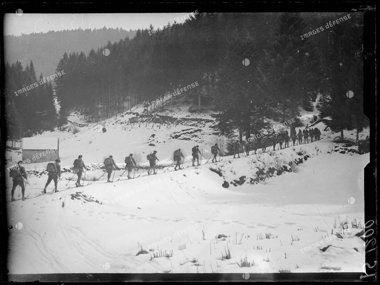 Gérardmer, Vosges, skieurs montant un raidillon. [légende d'origine]