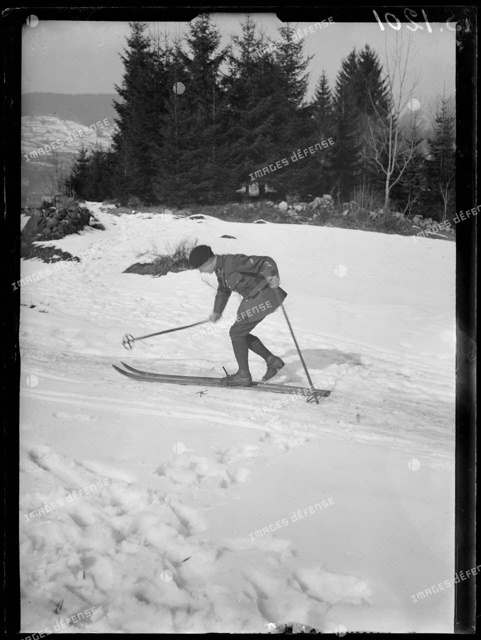 Gérardmer, Vosges, la pose des skis. [légende d'origine]