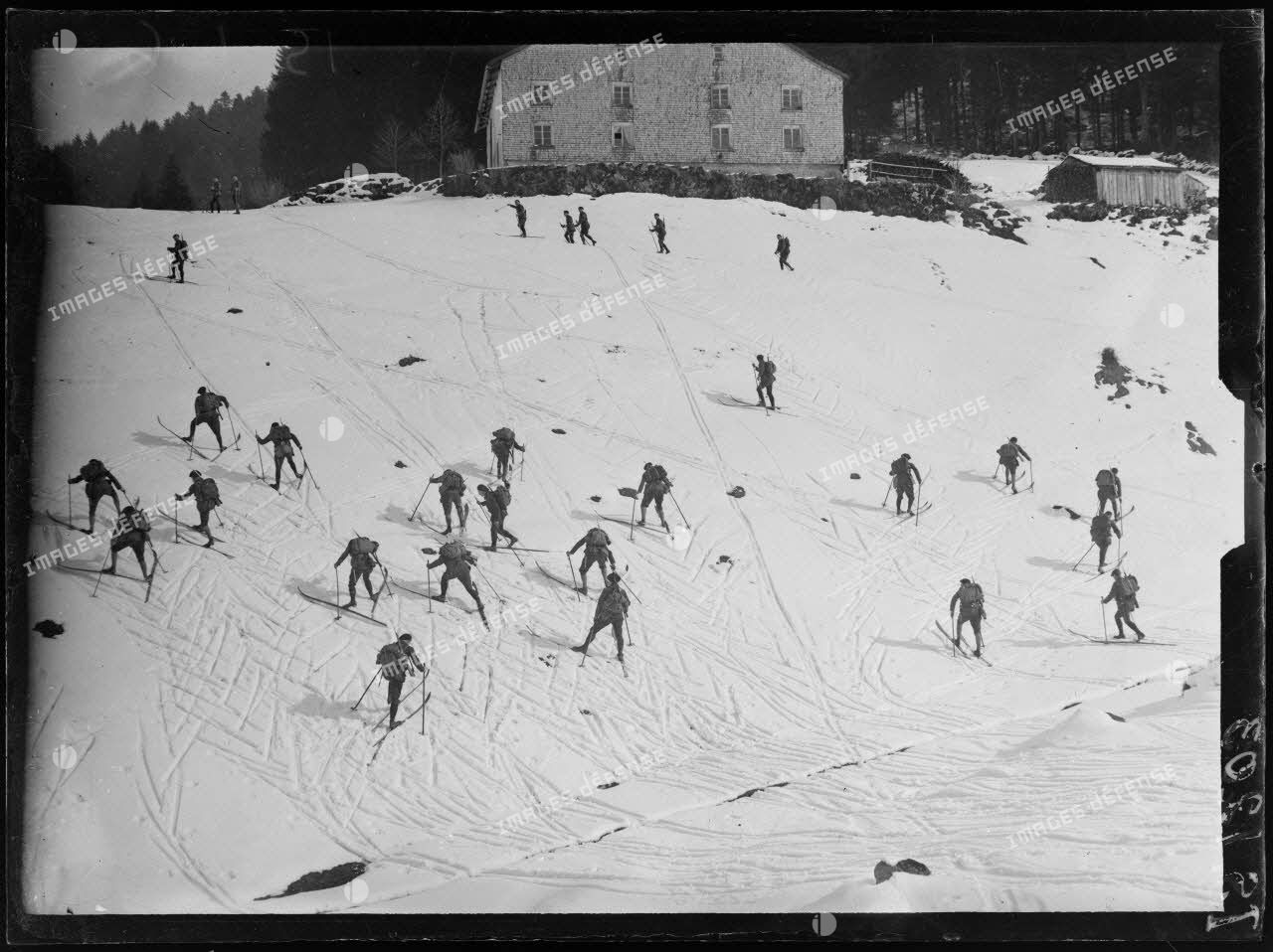 Gérardmer, Vosges, skieurs en marche. [légende d'origine]