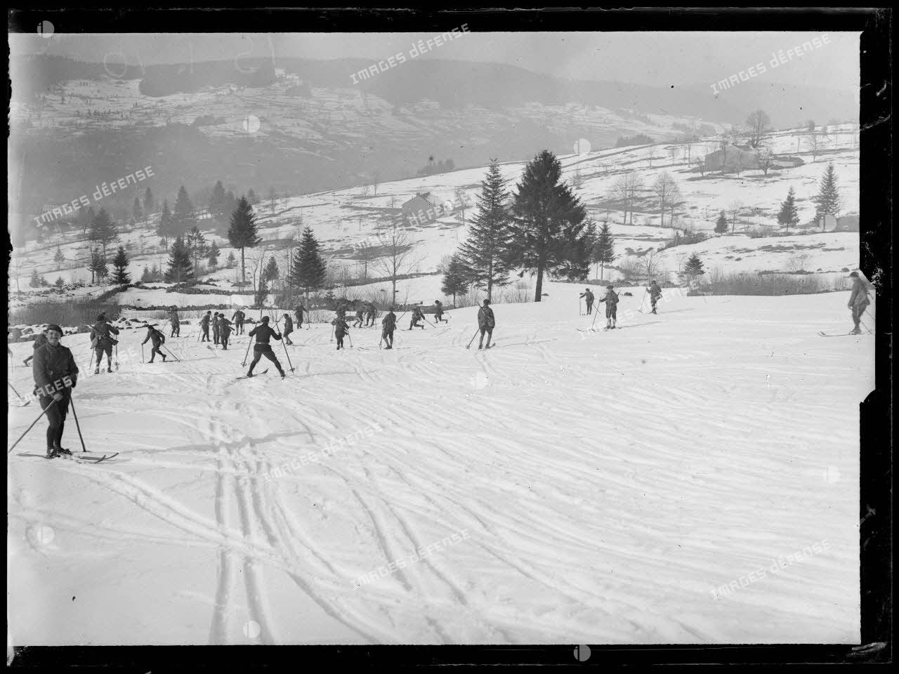 Gérardmer, Vosges, exercies de skieurs. [légende d'origine]