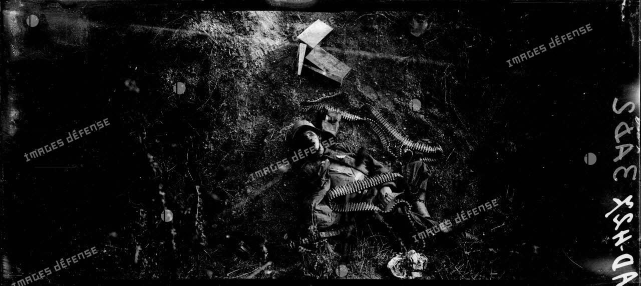 La musette, cadavre allemand dans une tranchée. [légende d'origine]
