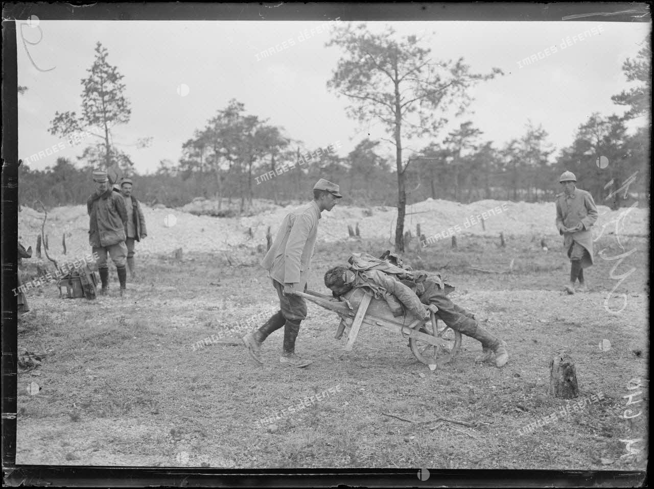 Cadavre d'un soldat évacué du champ de bataille. [légende d'origine]