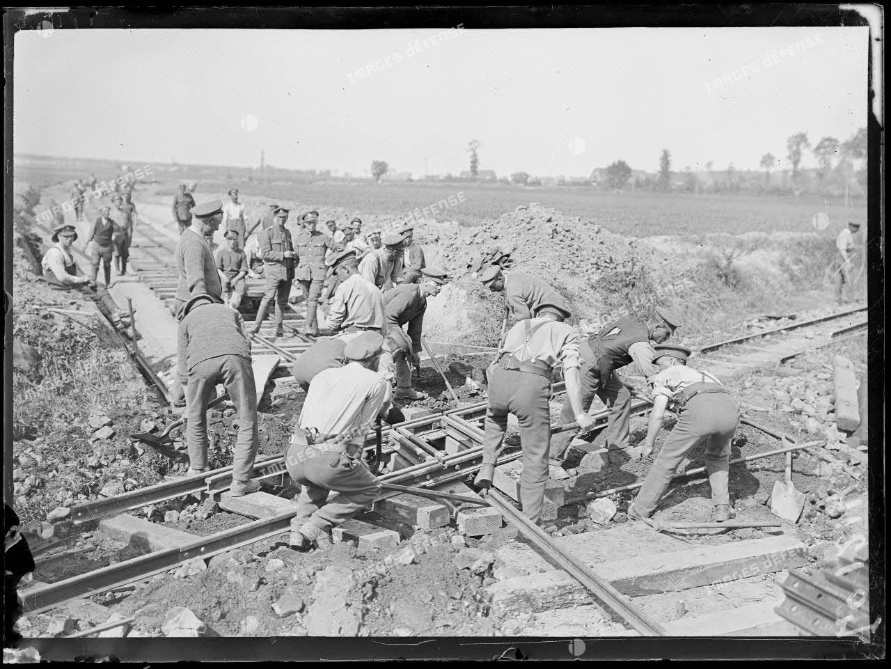 Wumezele, soldats anglais construisent une voie ferrée. 2-6-18. [légende d'origine]