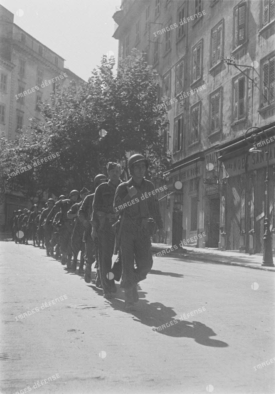 Colonne de commandos américains dans une rue de Bastia.
