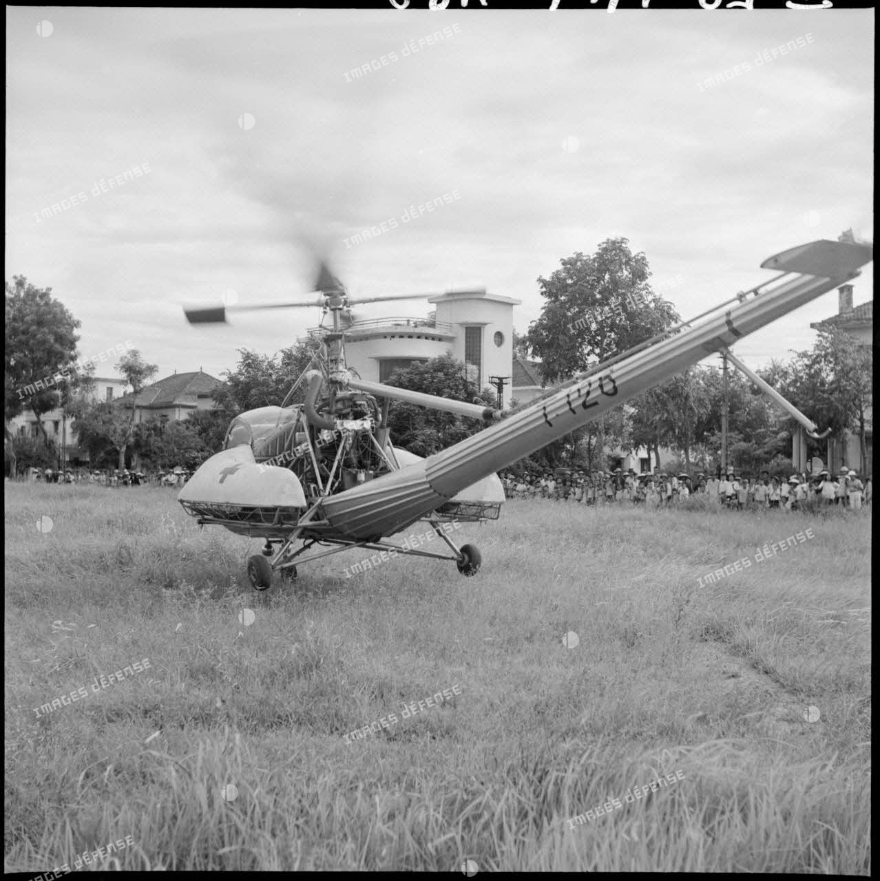 L'hélicoptère sanitaire Hiller 360 piloté par le médecin-capitaine Valérie André, au cours d'une évacuation sanitaire au Tonkin.