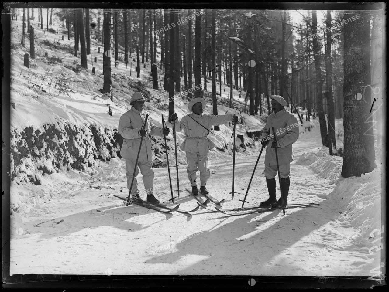 Près de Goldbach-Altenbach, Camp Duché - skieurs en tenue. [légende d'origine]