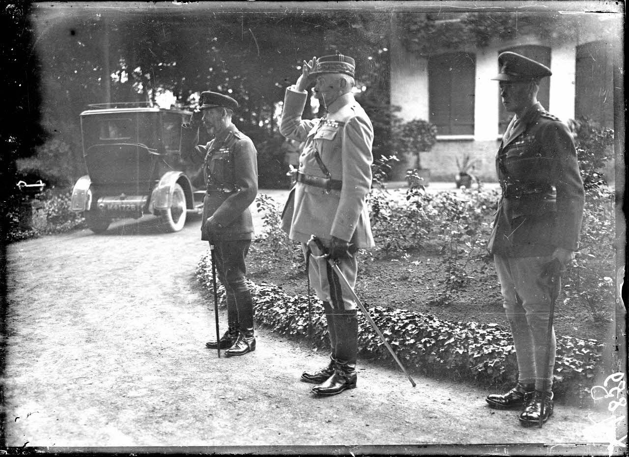 Le roi George V, le général François Anthoine et le prince de Galles devant le quartier général de la 1re armée à Rexpoëde. [légende d'origine]