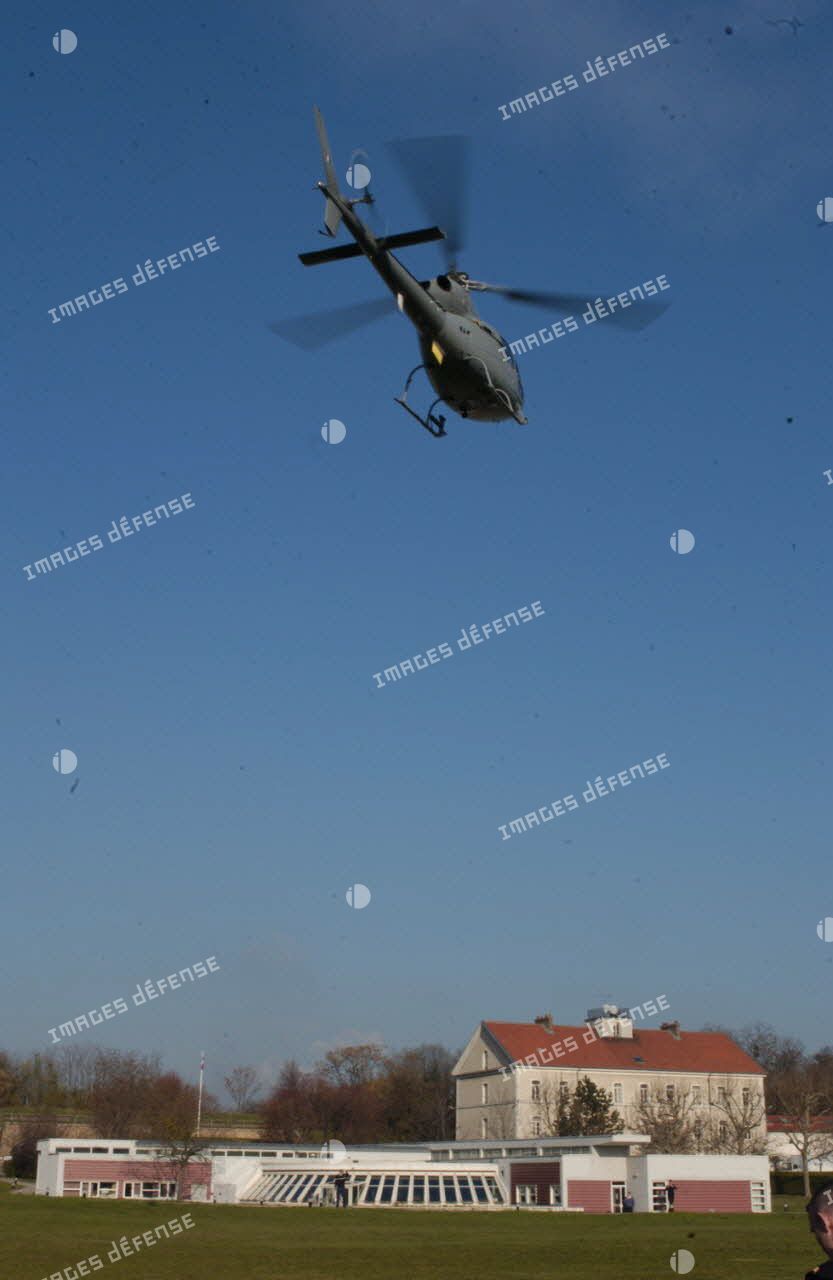 Arrivée d'un Fennec de l'armée de l'Air au-dessus de l'ECPAD.