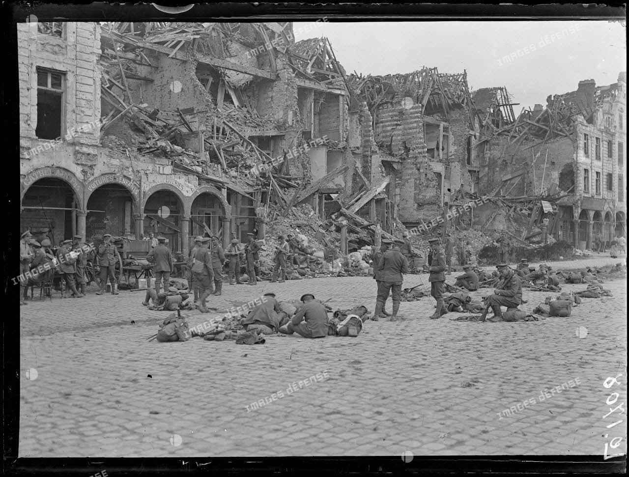 Arras, soldats canadiens au repos. [légende d'origine]