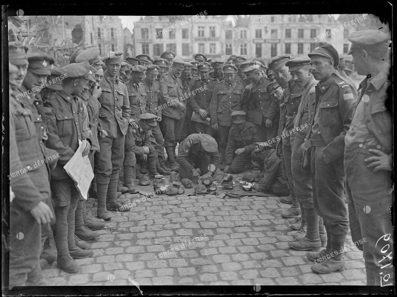 Arras, soldats canadiens partageant les rations. [légende d'origine]