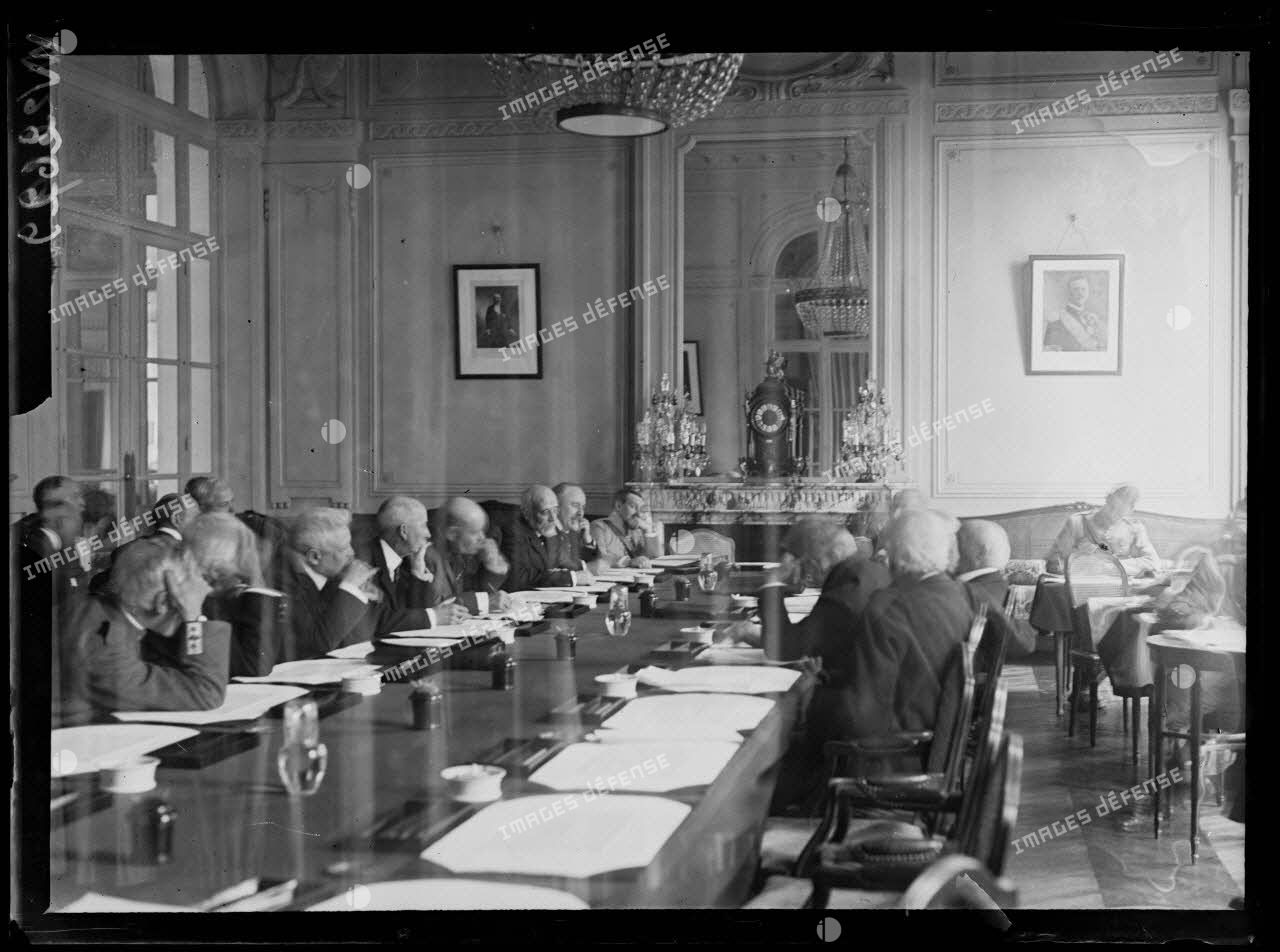 Versailles, début de la réunion du comité interallié. [légende d'origine]