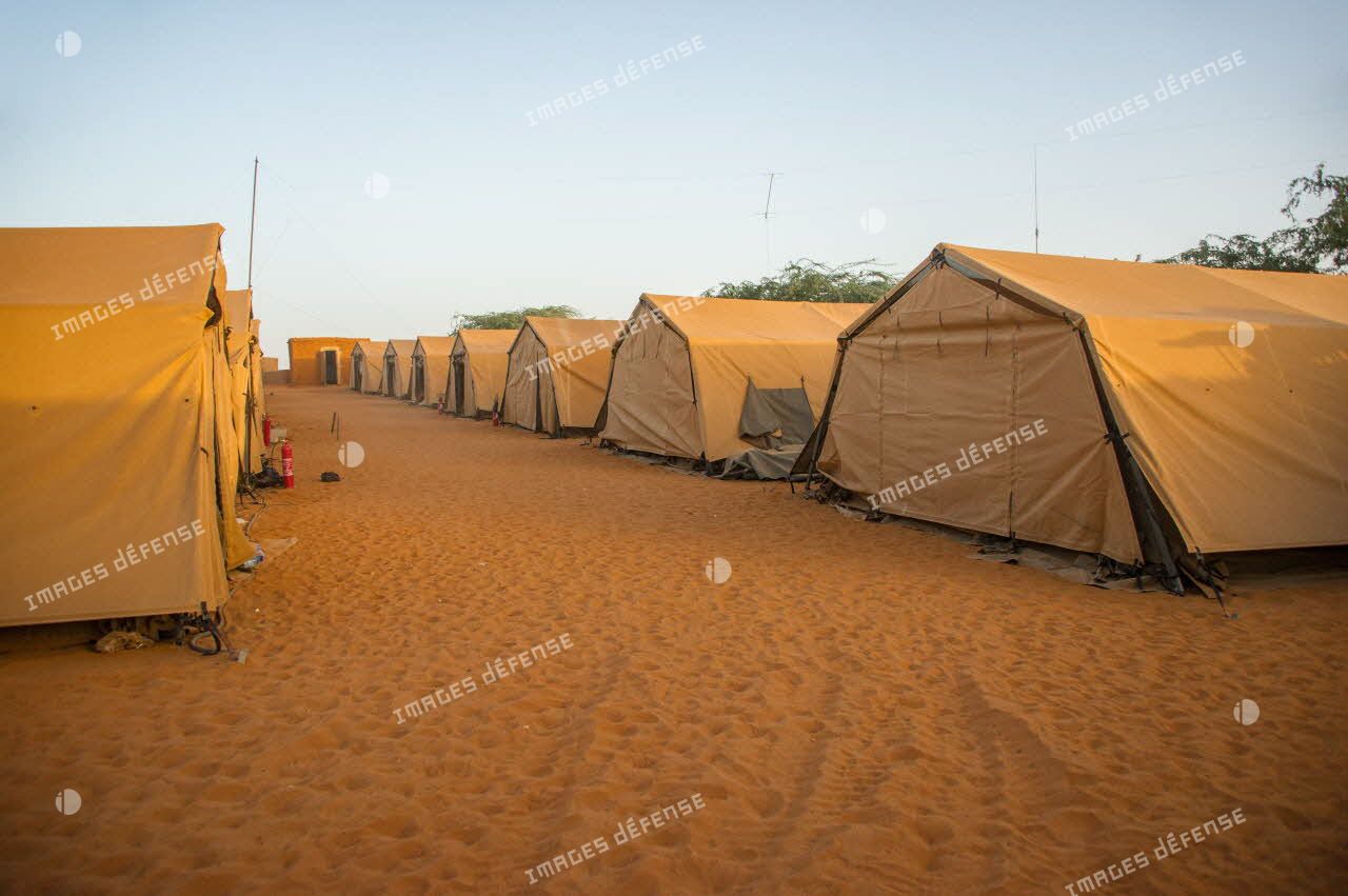 Tentes de la base opérationnelle avancée temporaire (BOAT) de Madama, lieu de la nouvelle implantation de l'armée française au Niger.