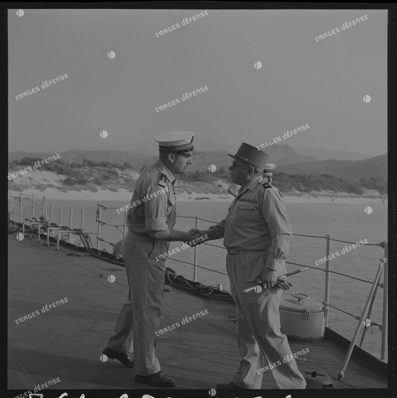 Sur le tournage du film Le jour le plus long. Le capitaine de corvette Araud, commandant le bâtiment de débarquement de chars (BDC) Argens (L9003), reçoit à bord le général de brigade de gendarmerie Crozafon.