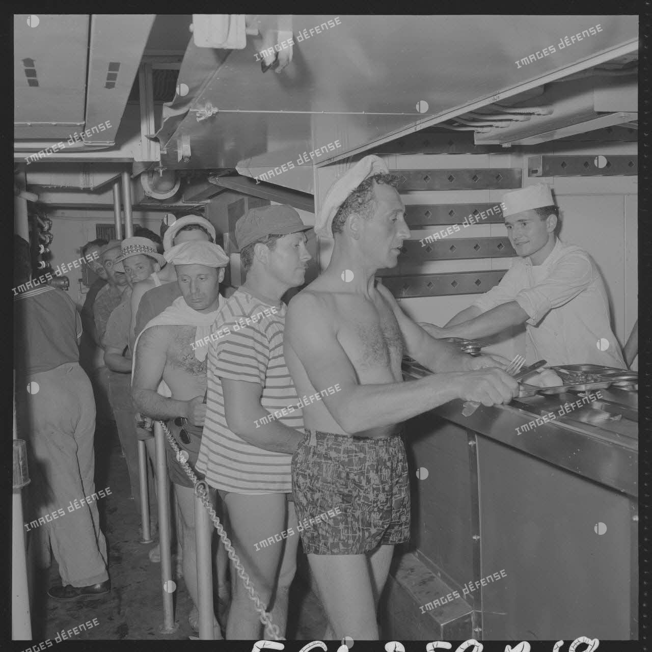 Sur le tournage du film Le jour le plus long. Self-service pour les cinéastes à bord du bâtiment de débarquement de chars (BDC) Argens (L9003).