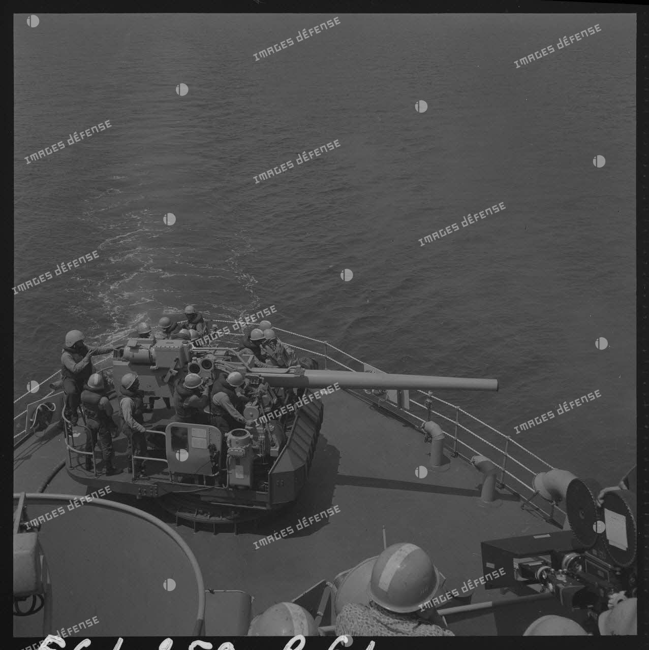 Sur le tournage du film Le jour le plus long. Exercice de tir au canon de 125 mm à bord du bâtiment USS Fremont (APA-44) de la 6e flotte américaine.