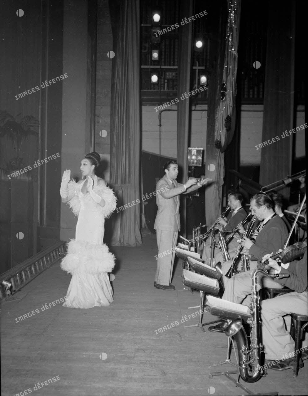 Joséphine Baker pendant son tour de chant sur la scène du théâtre le Paramount à Paris à l'occasion du gala des Ailes.