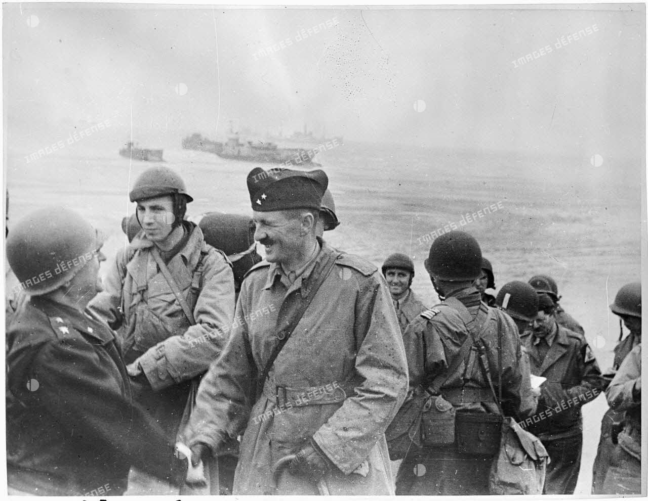 Le général américain Walker accueille le général Leclerc à son arrivée sur Utah Beach.