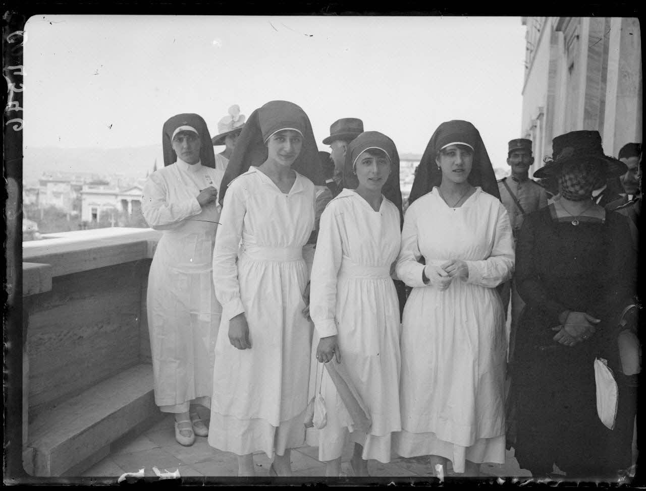 Athènes. Inauguration de l'hôpital Royal. Un groupe d'infirmières grecques. [légende d'origine]