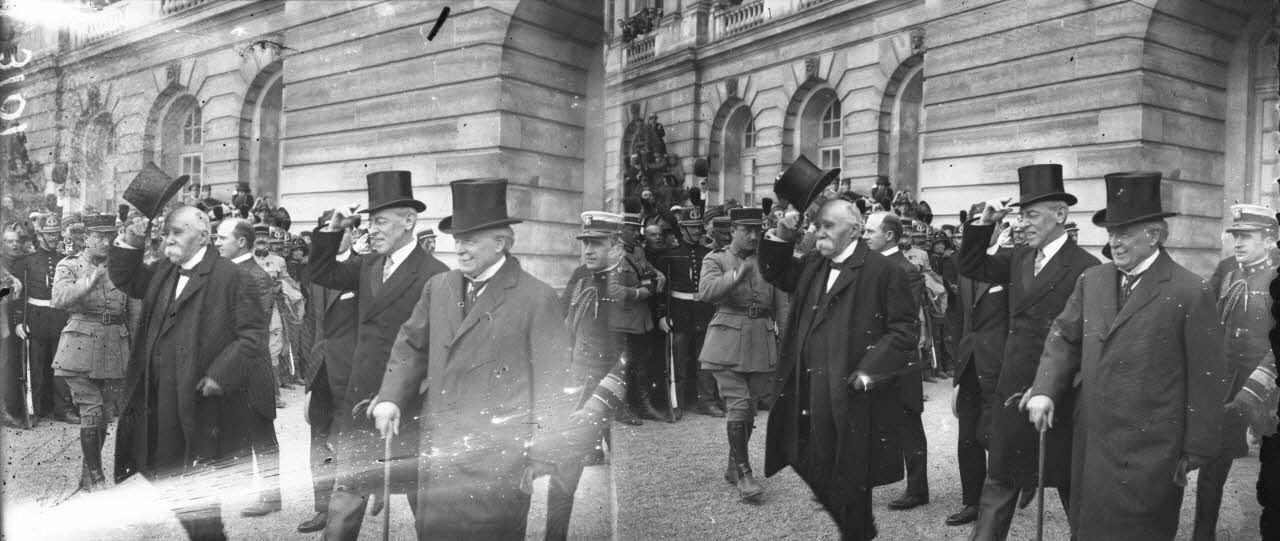 Versailles. Signature du traité de paix, arrivée de monsieur Clemenceau et monsieur Wilson. [légende d'origine]