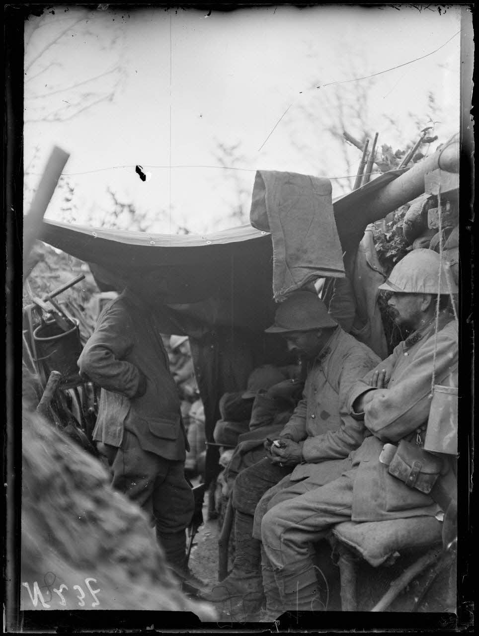 Réduit d'Avocourt (Meuse), soldats au repos dans une tranchée de soutien. [légende d'origine]