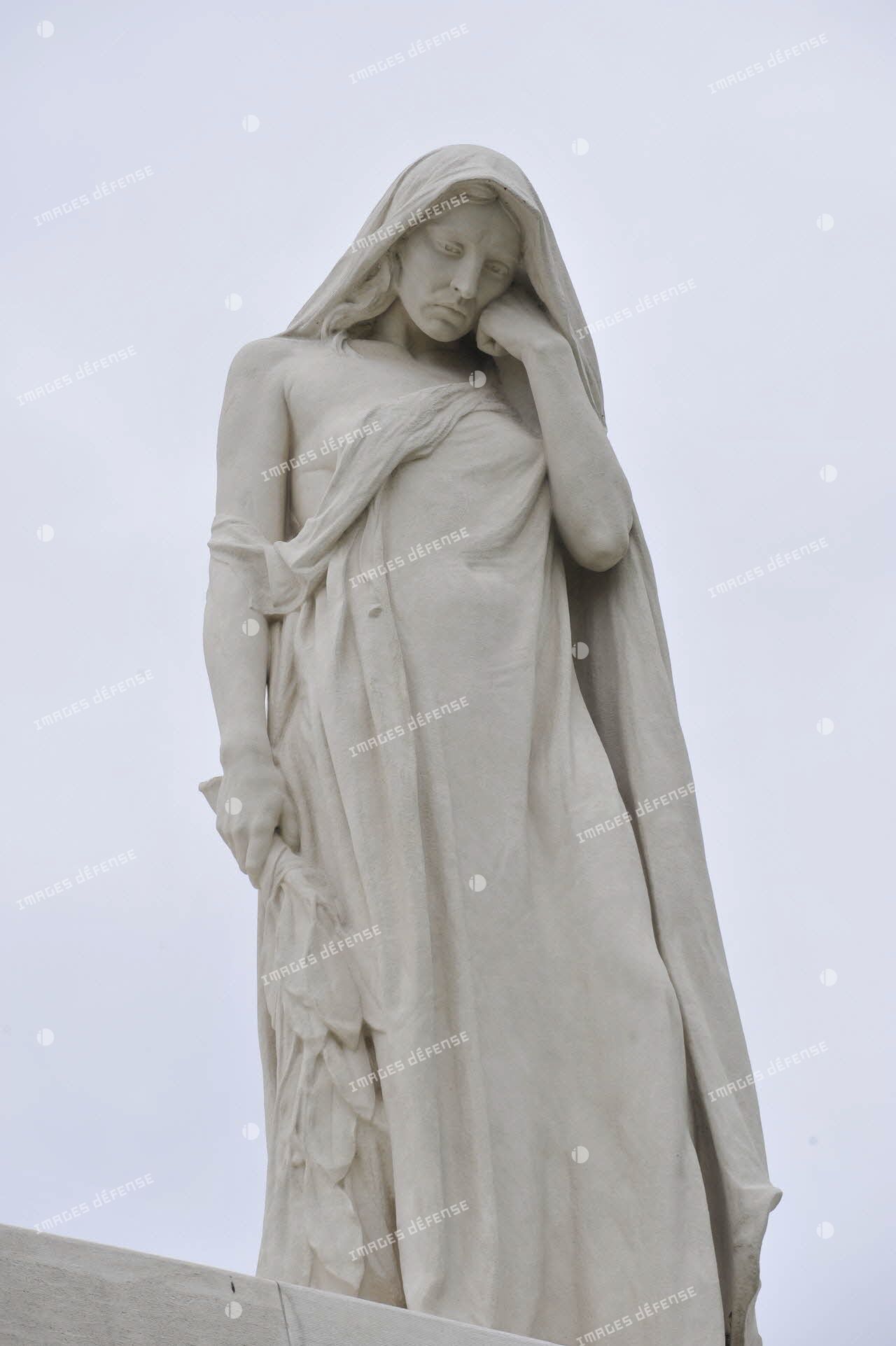 Statue de femme au mémorial national canadien de Vimy.
