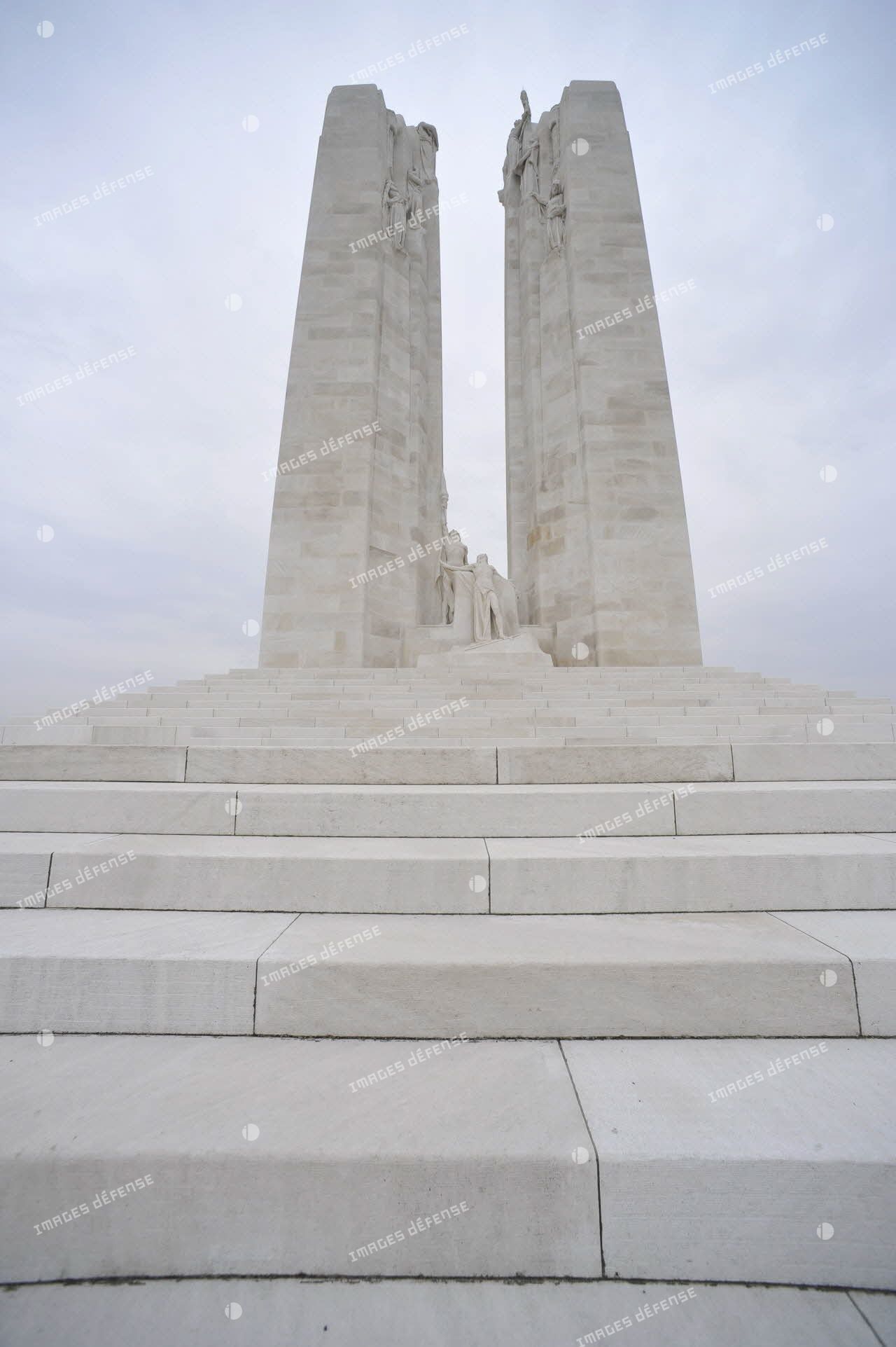 Vue en contre-plongée du mémorial national canadien de Vimy.