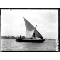 Djeddah (Arabie). Un sambouk en rade ; vue sur les consulats. [légende d'origine]