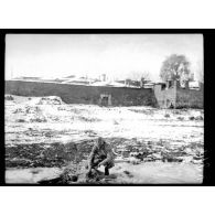 Kavadar. Soldat du 284e qui lave son linge dans le torrent dont il a crevé la glace. [légende d'origine]