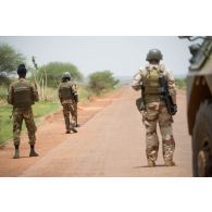 Des sapeurs des équipes EOD (élément opérationnel de déminage) agissent en ouverture d'itinéraire lors du convoi routier de Gao à Inadiatafene. Un militaire malien est équipé d'un détecteur de mines.