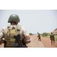 Des sapeurs des équipes EOD (élément opérationnel de déminage) agissent en ouverture d'itinéraire lors du convoi routier de Gao à Inadiatafene. Un militaire malien est équipé d'un détecteur de mines.