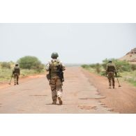 Des sapeurs des équipes EOD (élément opérationnel de déminage) agissent en ouverture d'itinéraire lors du convoi routier de Gao à Inadiatafene. Des militaires maliens sont équipés de détecteur de mines.
