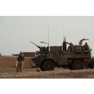 Pendant le convoi routier qui les mène de Gao à Inadiatafene, des éléments français du DLAO 3 se coordonnent. Passage d'un poste de la garde nationale malienne par un VAB (véhicule de l'avant blindé).