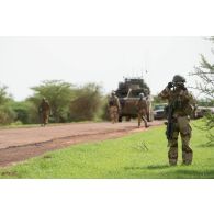 Des sapeurs des équipes EOD (élément opérationnel de déminage) agissent en ouverture d'itinéraire lors du convoi routier de Gao à Inadiatafene.