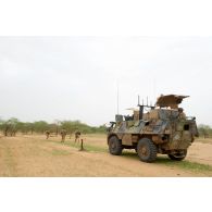 Reconnaissance et fouille EOD (élément opérationnel de déminage) d'un oued dans la région du Gourma par les éléments du DLAO 3, suivis d'un VAB (véhicule de l'avant blindé).